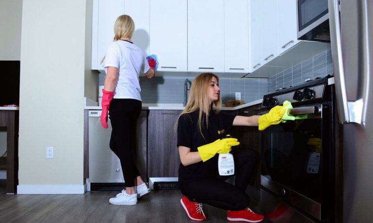 How Much to Tip Cleaning Lady? Rates and Tipping Etiquette