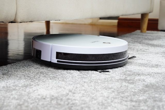 how to keep your apartment clean guide - vacuum the carpets and floor